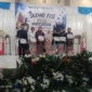 Keterangan poto : Kepala SMK PGRI Rangkasbitung saat memberikan pisgan buat siswa yang ber prestasi saat acara kelulusa