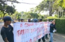 Puluhan mahasiswa menggelar aksi demonstrasi secara damai di depan Gedung Kementerian Kehutanan pada Senin (27/7/2026).