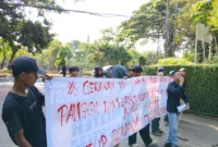 Puluhan mahasiswa menggelar aksi demonstrasi secara damai di depan Gedung Kementerian Kehutanan pada Senin (27/7/2026).