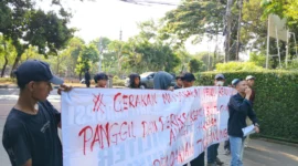 Puluhan mahasiswa menggelar aksi demonstrasi secara damai di depan Gedung Kementerian Kehutanan pada Senin (27/7/2026).