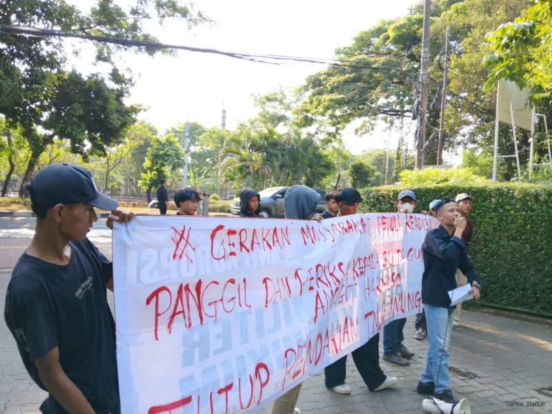Puluhan mahasiswa menggelar aksi demonstrasi secara damai di depan Gedung Kementerian Kehutanan pada Senin (27/7/2026).