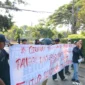 Puluhan mahasiswa menggelar aksi demonstrasi secara damai di depan Gedung Kementerian Kehutanan pada Senin (27/7/2026).