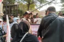 Sejumlah orang yang tergabung dalam Dewan Pimpinan Daerah (DPD) Barisan Rakyat Nusantara (BaraNusa) Kota Depok menggelar aksi unjuk rasa di depan Gedung DPRD Kota Depok pada Senin (20/7/2026).