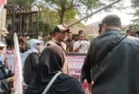 Sejumlah orang yang tergabung dalam Dewan Pimpinan Daerah (DPD) Barisan Rakyat Nusantara (BaraNusa) Kota Depok menggelar aksi unjuk rasa di depan Gedung DPRD Kota Depok pada Senin (20/7/2026).