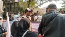 Sejumlah orang yang tergabung dalam Dewan Pimpinan Daerah (DPD) Barisan Rakyat Nusantara (BaraNusa) Kota Depok menggelar aksi unjuk rasa di depan Gedung DPRD Kota Depok pada Senin (20/7/2026).