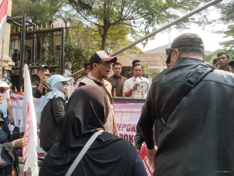 Sejumlah orang yang tergabung dalam Dewan Pimpinan Daerah (DPD) Barisan Rakyat Nusantara (BaraNusa) Kota Depok menggelar aksi unjuk rasa di depan Gedung DPRD Kota Depok pada Senin (20/7/2026).