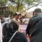 Sejumlah orang yang tergabung dalam Dewan Pimpinan Daerah (DPD) Barisan Rakyat Nusantara (BaraNusa) Kota Depok menggelar aksi unjuk rasa di depan Gedung DPRD Kota Depok pada Senin (20/7/2026).