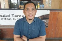 Asap hitam pekat masih membumbung di langit Kecamatan Mauk, Kabupaten Tangerang, Minggu (5/7/2026).