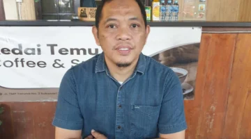 Asap hitam pekat masih membumbung di langit Kecamatan Mauk, Kabupaten Tangerang, Minggu (5/7/2026).