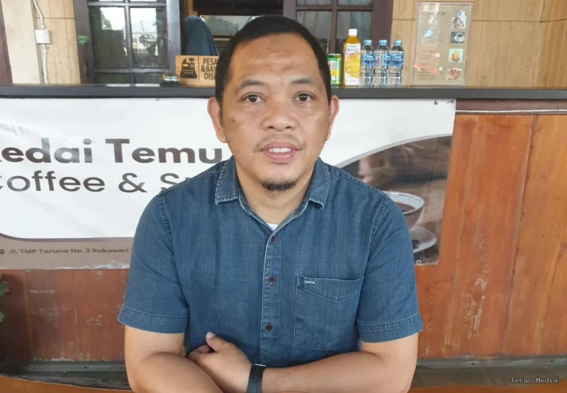 Asap hitam pekat masih membumbung di langit Kecamatan Mauk, Kabupaten Tangerang, Minggu (5/7/2026).