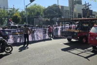 Ratusan massa yang tergabung dalam Himpunan Aktivis Milenial Indonesia (HAMI) menggelar aksi unjuk rasa di depan kantor Kejaksaan Tinggi (Kejati) Jawa Timur, Jumat (10/7/2026) siang.