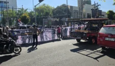 Ratusan massa yang tergabung dalam Himpunan Aktivis Milenial Indonesia (HAMI) menggelar aksi unjuk rasa di depan kantor Kejaksaan Tinggi (Kejati) Jawa Timur, Jumat (10/7/2026) siang.