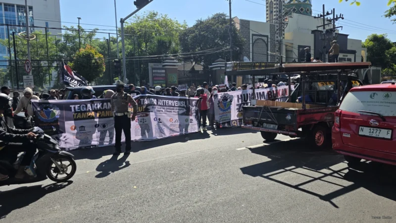 Ratusan massa yang tergabung dalam Himpunan Aktivis Milenial Indonesia (HAMI) menggelar aksi unjuk rasa di depan kantor Kejaksaan Tinggi (Kejati) Jawa Timur, Jumat (10/7/2026) siang.