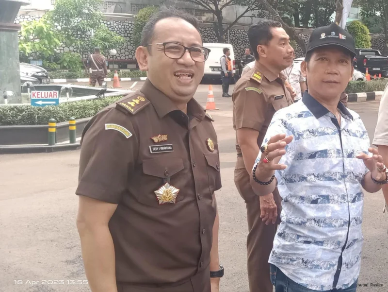 Kajari Karawang Dedy Irvan Viratama dan Sekjen Matahukum Mukhsin Nasir