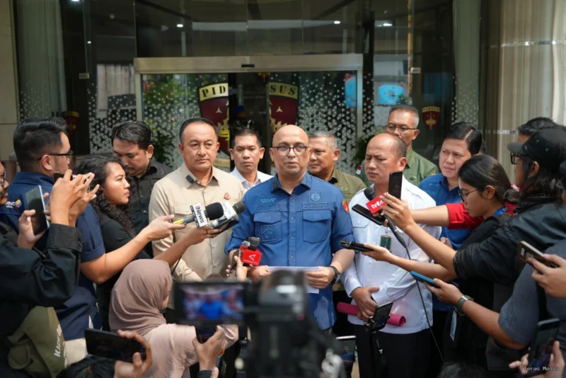 Tim Penyidik pada Jaksa Agung Muda Bidang Tindak Khusus (JAM Pidsus) resmi menetapkan LMI selaku Kepala Biro Hukum dan Humas Badan Gizi Nasional (BGN) sebagai tersangka dalam perkara dugaan tindak pidana korupsi tata kelola Program Makan Bergizi Gratis (MBG) periode tahun 2025 hingga 2026.
