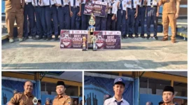 Keterangan poto : Kepala Sekolah SMPN 3 Rangkasbitung saat berpoto bersama tim Futsal beserta Pelatih dan opicial peraih juara 2 Turnamen Futsal Kapolres Cup antar pelajar tahun 2026