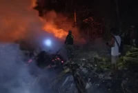 Damkar Kodim 0601/Pandeglang bersama warga setempat dalam menangani musibah kebakaran yang melanda Kampung Ciwangun, Desa Sukajadi, Kecamatan Cibaliung, pada Jumat (10/7/2026) malam.
