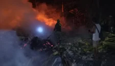 Damkar Kodim 0601/Pandeglang bersama warga setempat dalam menangani musibah kebakaran yang melanda Kampung Ciwangun, Desa Sukajadi, Kecamatan Cibaliung, pada Jumat (10/7/2026) malam.