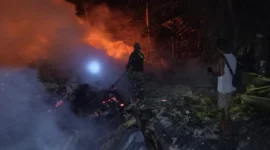 Damkar Kodim 0601/Pandeglang bersama warga setempat dalam menangani musibah kebakaran yang melanda Kampung Ciwangun, Desa Sukajadi, Kecamatan Cibaliung, pada Jumat (10/7/2026) malam.
