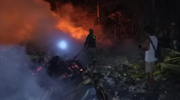 Damkar Kodim 0601/Pandeglang bersama warga setempat dalam menangani musibah kebakaran yang melanda Kampung Ciwangun, Desa Sukajadi, Kecamatan Cibaliung, pada Jumat (10/7/2026) malam.