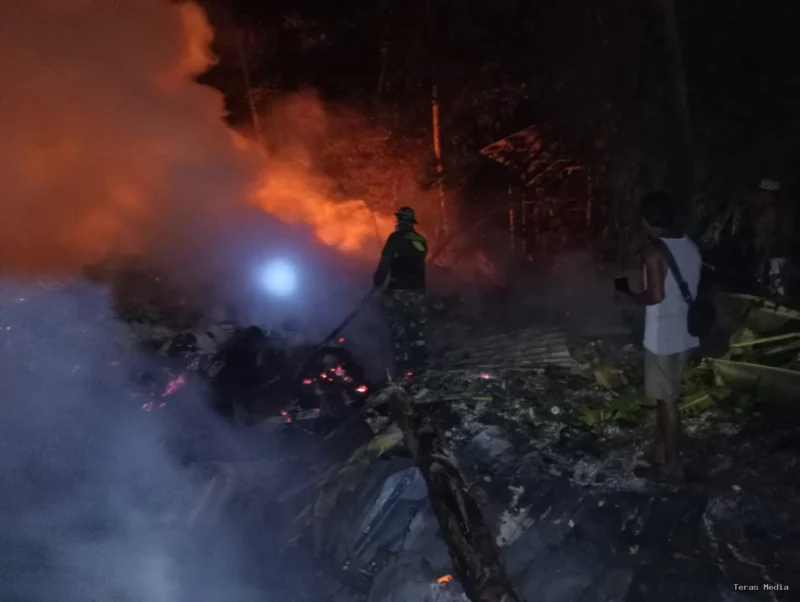 Damkar Kodim 0601/Pandeglang bersama warga setempat dalam menangani musibah kebakaran yang melanda Kampung Ciwangun, Desa Sukajadi, Kecamatan Cibaliung, pada Jumat (10/7/2026) malam.

