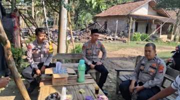 Rumah Ludes Terbakar, Janda Lansia di Lebak Terima Bantuan dari Kapolsek Warunggunung