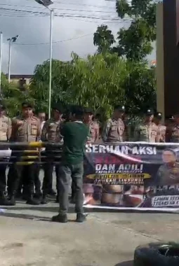 Aksi di Depan Polda Sulbar: Massa Tuntut Periksa dan Copot Kapolres Pasangkayu Kasus Dugaan Aniaya Bawahan