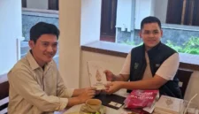 Dhana Baswara, penguasaan kebijakan publik dari Universitas Sussex, Inggris, dan Tiyo Ardianto,