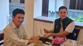 Dhana Baswara, penguasaan kebijakan publik dari Universitas Sussex, Inggris, dan Tiyo Ardianto,