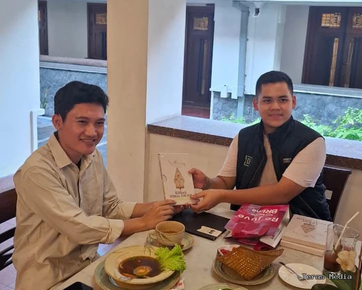 Dhana Baswara, penguasaan kebijakan publik dari Universitas Sussex, Inggris, dan Tiyo Ardianto,