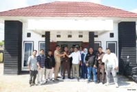 Kepala Kejaksaan Negeri Sumbawa Barat bersama jajaran pimpinan, dan segenap pengurus Serikat Media Siber Indonesia (SMSI) Kabupaten Sumbawa Barat. Audiensi sekaligus silaturahmi ini berlangsung di Vila Bertong, Kelurahan Telaga Bertong, Taliwang, pada Senin (24/8/2026).