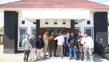 Kepala Kejaksaan Negeri Sumbawa Barat bersama jajaran pimpinan, dan segenap pengurus Serikat Media Siber Indonesia (SMSI) Kabupaten Sumbawa Barat. Audiensi sekaligus silaturahmi ini berlangsung di Vila Bertong, Kelurahan Telaga Bertong, Taliwang, pada Senin (24/8/2026).