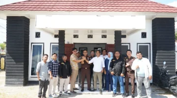 Kepala Kejaksaan Negeri Sumbawa Barat bersama jajaran pimpinan, dan segenap pengurus Serikat Media Siber Indonesia (SMSI) Kabupaten Sumbawa Barat. Audiensi sekaligus silaturahmi ini berlangsung di Vila Bertong, Kelurahan Telaga Bertong, Taliwang, pada Senin (24/8/2026).