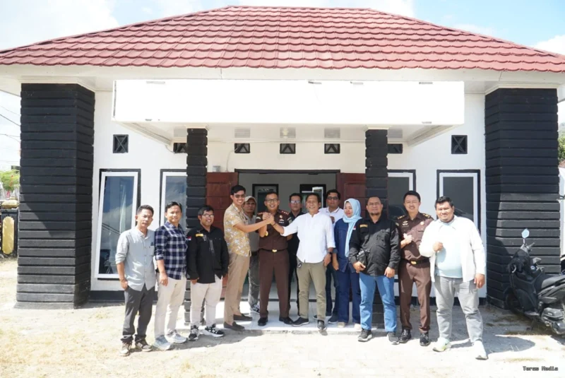 Kepala Kejaksaan Negeri Sumbawa Barat bersama jajaran pimpinan, dan segenap pengurus Serikat Media Siber Indonesia (SMSI) Kabupaten Sumbawa Barat. Audiensi sekaligus silaturahmi ini berlangsung di Vila Bertong, Kelurahan Telaga Bertong, Taliwang, pada Senin (24/8/2026).