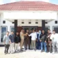 Kepala Kejaksaan Negeri Sumbawa Barat bersama jajaran pimpinan, dan segenap pengurus Serikat Media Siber Indonesia (SMSI) Kabupaten Sumbawa Barat. Audiensi sekaligus silaturahmi ini berlangsung di Vila Bertong, Kelurahan Telaga Bertong, Taliwang, pada Senin (24/8/2026).
