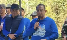 Anton Suratto Perbaiki Jembatan Gantung dan Tanam Pohon