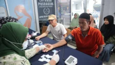 Lembaga Pemasyarakatan (Lapas) Bekasi kembali mewujudkan kepeduliannya terhadap masyarakat sekitar dengan menyelenggarakan pemeriksaan kesehatan gratis sekaligus penyaluran bantuan sosial.