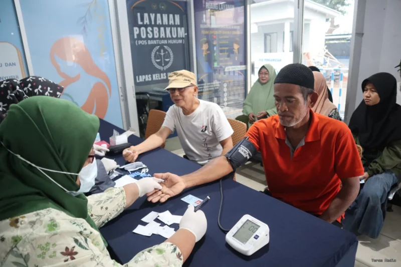 Lembaga Pemasyarakatan (Lapas) Bekasi kembali mewujudkan kepeduliannya terhadap masyarakat sekitar dengan menyelenggarakan pemeriksaan kesehatan gratis sekaligus penyaluran bantuan sosial.