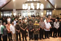 Forum Koordinasi Pimpinan Daerah (Forkopimda) Jawa Timur (Jatim) bersama sejumlah organisasi kemasyarakatan (ormas), Pemuda, dan Mahasiswa menggelar deklarasi damai bertajuk “Deklarasi Surabaya 2026” di Resto Nine, Surabaya, Senin (3/8/2026).