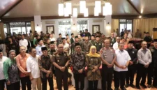 Forum Koordinasi Pimpinan Daerah (Forkopimda) Jawa Timur (Jatim) bersama sejumlah organisasi kemasyarakatan (ormas), Pemuda, dan Mahasiswa menggelar deklarasi damai bertajuk “Deklarasi Surabaya 2026” di Resto Nine, Surabaya, Senin (3/8/2026).