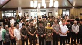 Forum Koordinasi Pimpinan Daerah (Forkopimda) Jawa Timur (Jatim) bersama sejumlah organisasi kemasyarakatan (ormas), Pemuda, dan Mahasiswa menggelar deklarasi damai bertajuk “Deklarasi Surabaya 2026” di Resto Nine, Surabaya, Senin (3/8/2026).