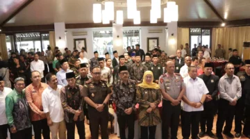 Forum Koordinasi Pimpinan Daerah (Forkopimda) Jawa Timur (Jatim) bersama sejumlah organisasi kemasyarakatan (ormas), Pemuda, dan Mahasiswa menggelar deklarasi damai bertajuk “Deklarasi Surabaya 2026” di Resto Nine, Surabaya, Senin (3/8/2026).