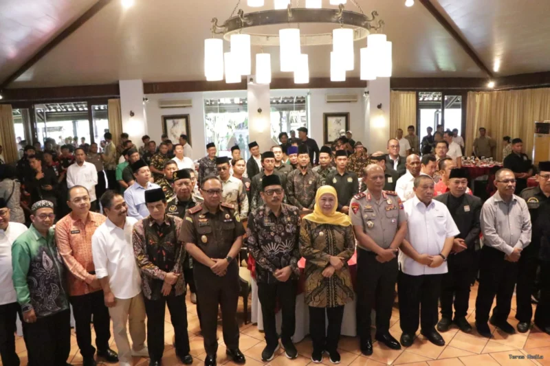 Forum Koordinasi Pimpinan Daerah (Forkopimda) Jawa Timur (Jatim) bersama sejumlah organisasi kemasyarakatan (ormas), Pemuda, dan Mahasiswa menggelar deklarasi damai bertajuk “Deklarasi Surabaya 2026” di Resto Nine, Surabaya, Senin (3/8/2026).
