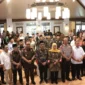 Forum Koordinasi Pimpinan Daerah (Forkopimda) Jawa Timur (Jatim) bersama sejumlah organisasi kemasyarakatan (ormas), Pemuda, dan Mahasiswa menggelar deklarasi damai bertajuk “Deklarasi Surabaya 2026” di Resto Nine, Surabaya, Senin (3/8/2026).