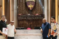 Koalisi Sipil Masyarakat Anti Korupsi (KOSMAK) kembali mendatangi Gedung Bundar Kejaksaan Agung, Jumat (28/8/2026).