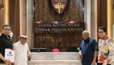 Koalisi Sipil Masyarakat Anti Korupsi (KOSMAK) kembali mendatangi Gedung Bundar Kejaksaan Agung, Jumat (28/8/2026).