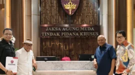 Koalisi Sipil Masyarakat Anti Korupsi (KOSMAK) kembali mendatangi Gedung Bundar Kejaksaan Agung, Jumat (28/8/2026).