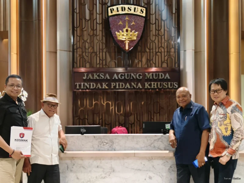 Koalisi Sipil Masyarakat Anti Korupsi (KOSMAK) kembali mendatangi Gedung Bundar Kejaksaan Agung, Jumat (28/8/2026).