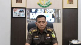 Mahfuddin Cakra Saputra sebagai Kepala Kejaksaan Negeri Sumbawa Barat.