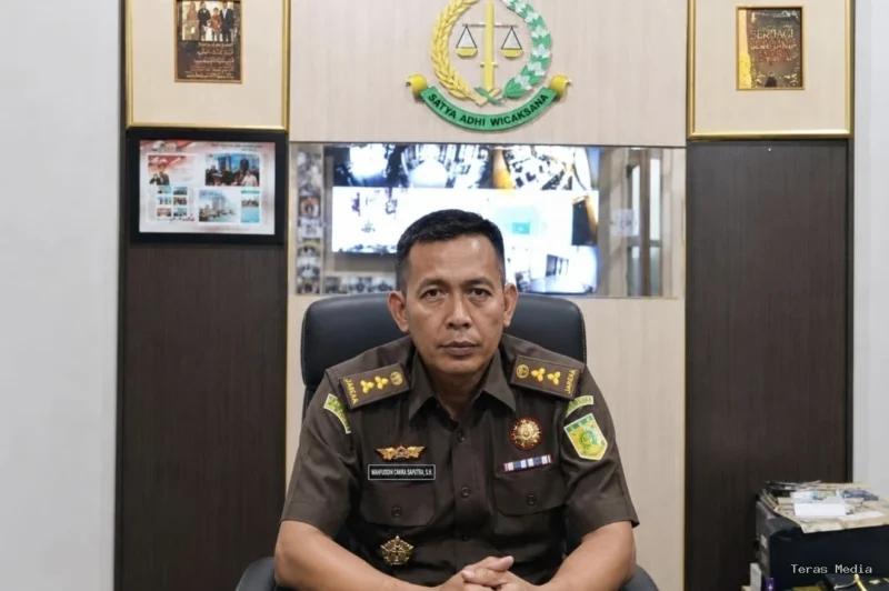 Mahfuddin Cakra Saputra sebagai Kepala Kejaksaan Negeri Sumbawa Barat.